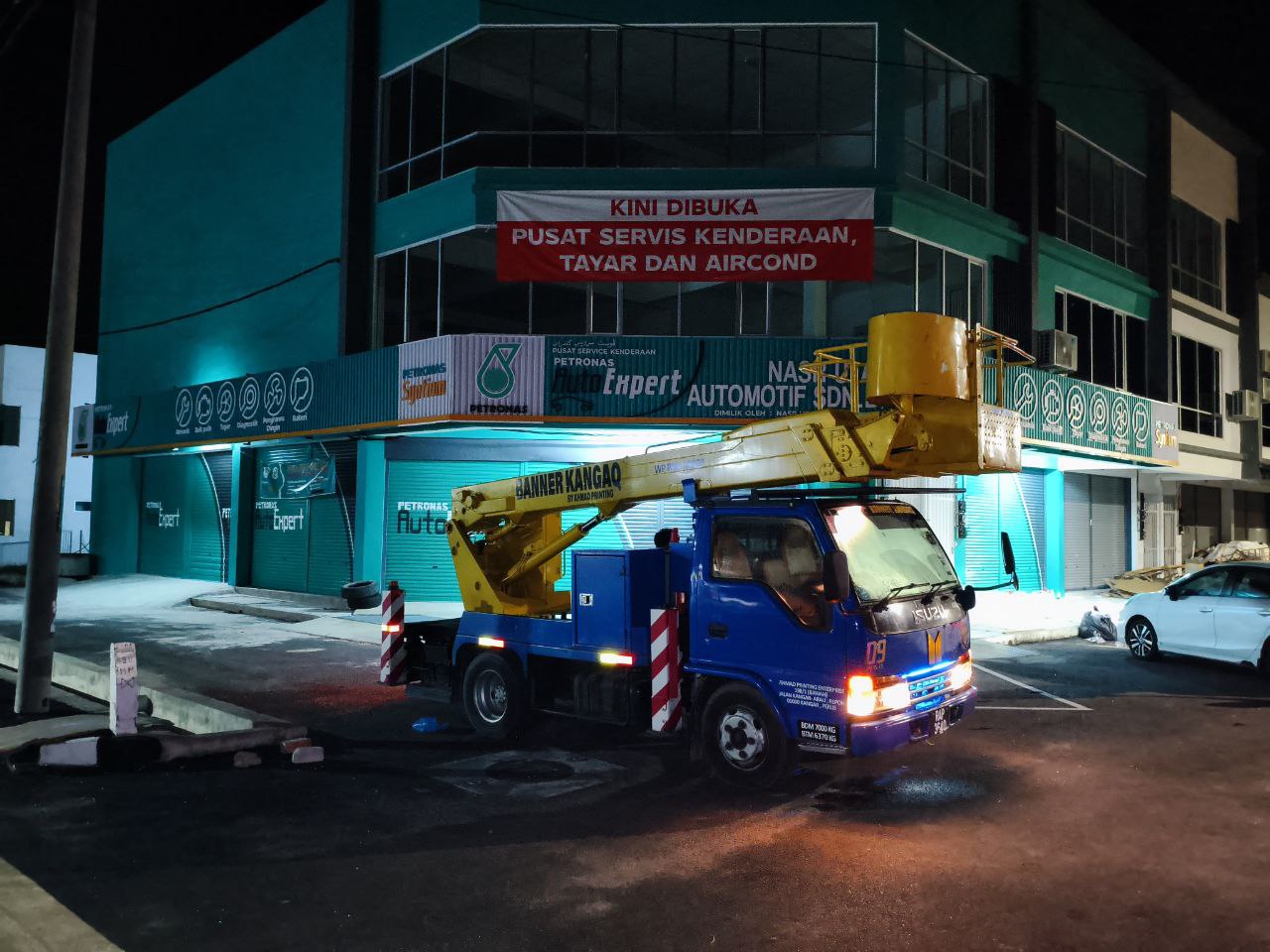 Kedai Banner Kangaq delivery vehicle